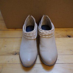 EUC BCBG Tan Booties with Zipper Back and Fringe